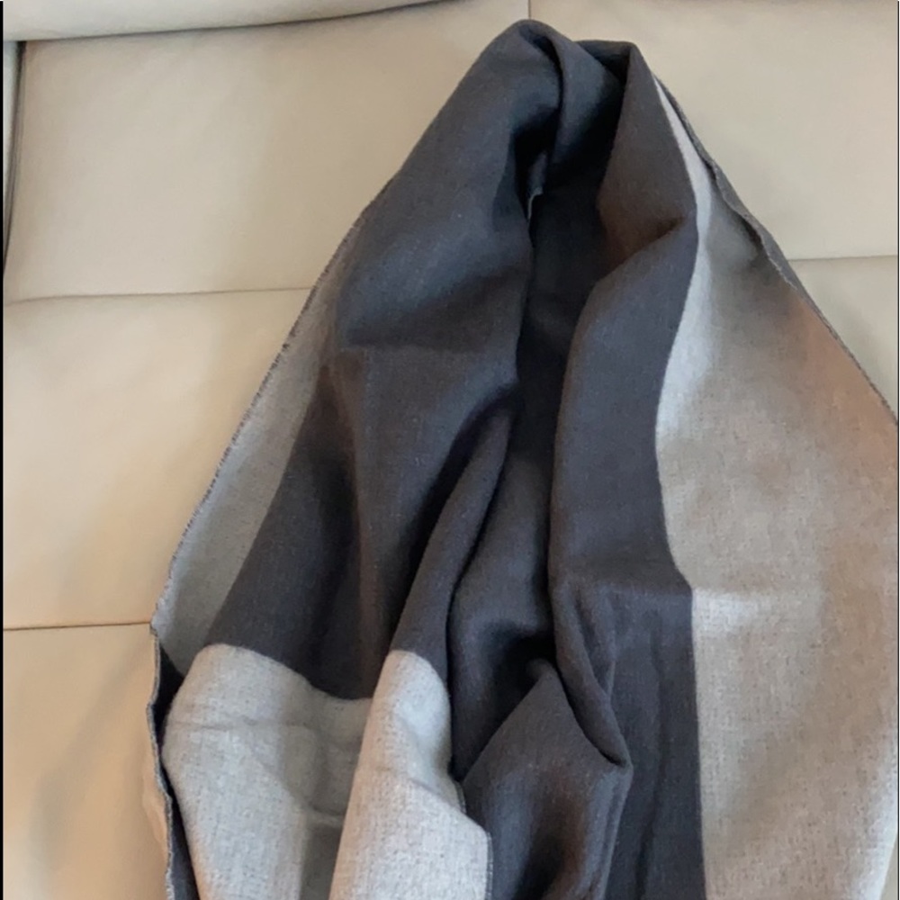 Club Monaco scarf - Picture 4 of 4